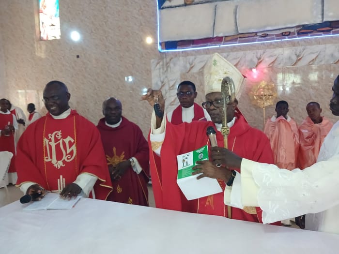 Bishop Amatu gift to Car to Assumtion Parish Ugwunwangwu